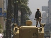 Vojáci a tanky v ulicích Káhiry