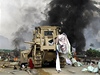 Symbolika: buldozer uprosted trosek tábora Mursího pívrenc zakrývá poniený transparent s exprezidentovou podobiznou 