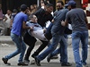 Demonstranti nesou zranného mu. Pi protestech v Káhie dnes podle...