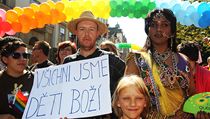 'Všichni jsme děti boží.' Prahou prošel duhový pochod homosexuálů v čele s Putnou. | na serveru Lidovky.cz | aktuální zprávy