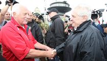 Prezident Miloš Zeman se na vrcholu Sněžky přivítal se svým předchůdcem Václavem Klausem. | na serveru Lidovky.cz | aktuální zprávy