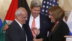 Palestinský vyjednava Saeb Erekat (vlevo), izraelská ministryn spravedlnosti Cipi Livniová (vpravo) a John Kerry. Pípravná schzka mírových rozhovor na konci ervence ve Washingtonu  