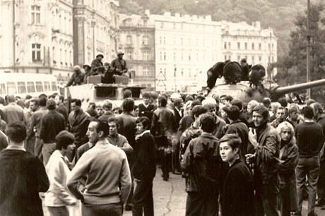 Dav blokuje prjezd tankm ped hlavní potou v Karlových Varech