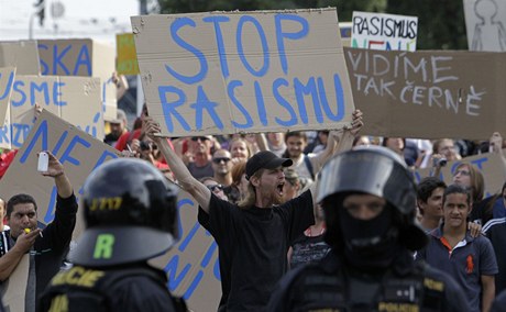 Stop rasismu, znlo Plzní. I tam se sjeli radikálové na protiromskou demonstraci.