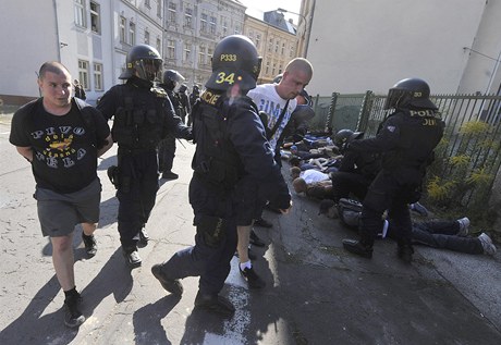 Stety s policií skonily v Ostrav protiromský pochod pravicových extremist. Nejvánjí incidenty se odehrály na kiovatce ulic Nádraní a Mariánskohorská.