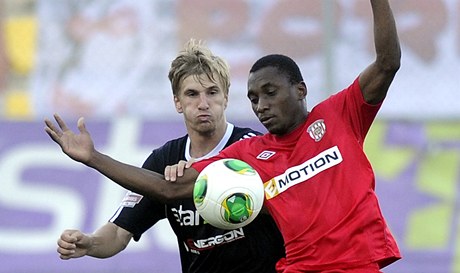 Jakub Jugas z Píbrami (vlevo) a Mohamed Traoré z Brna