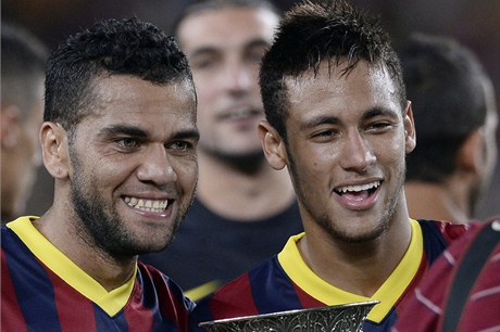 Fotbalista Barcelony Neymar (vpravo) a Daniel Alves