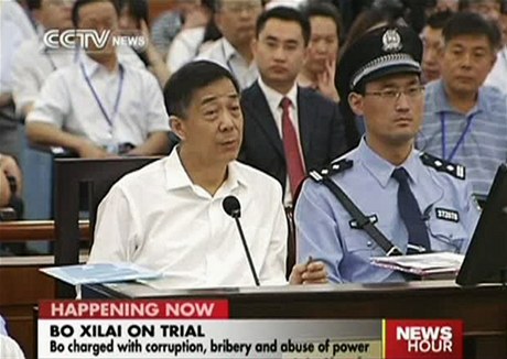 Po Si -laj (vlevo) vypovídá pes soudem