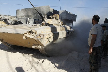 Tank na damaském pedmstí Dobar, kde byly podle tvrzení syrské vlády nalezeny chemické zbran v drení rebel