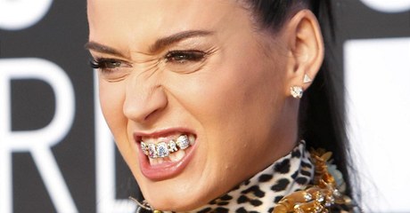 Netradiní doplky zvolila i zpvaka Katy Perry. Ozdobila si zuby zlatem a blýskavými kamínky.