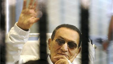 Egyptsk exprezident Husn Mubarak zdrav sv stoupence. Zatm zpoza m