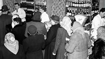 Snímek z roku 1952 zachycuje tehdy nově otevřenou prodejnu spotřebního družstva Bratrství v Praze. | na serveru Lidovky.cz | aktuální zprávy