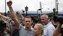 Alexej Navalnyj (vlevo, v edm triku), obklopen svmi stoupenci