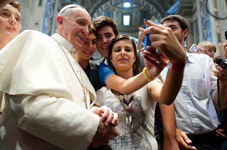 Pape Frantiek se nechal vyfotit s mládeí chytrým telefonem.