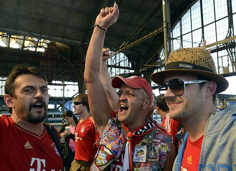 Fanouci Bayernu Mnichov dorazili 30. srpna na Hlavní nádraí v Praze ped utkáním s Chelsea o fotbalový Superpohár. 