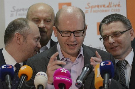 Michal Haek, Josef Novotný, Lubomír Zaorálek a Bohuslav Sobotka po jeho potvrzení volebním lídrem. 