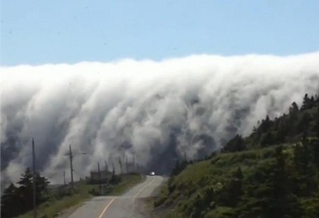 V horách se valí vlna tsunami z mlhy.