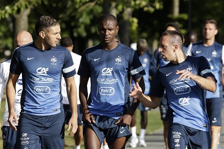 Fotbalisté Francie (zleva) Karim Benzema, Eric Abidal a Franck Ribéry