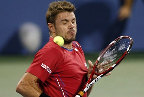 výcarský tenista Stanislas Wawrinka inkasuje ránu míkem