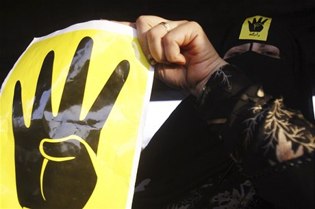 len Muslimského bratrstva s plakátem zobrazujícím tyi vztyené prsty, symbol solidarity s obmi sprnového vládního zásahu proti Mursího stoupencm