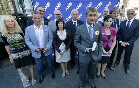 Volební lídi a podporovatelé hnutí ANO v ele s Andrejem Babiem.