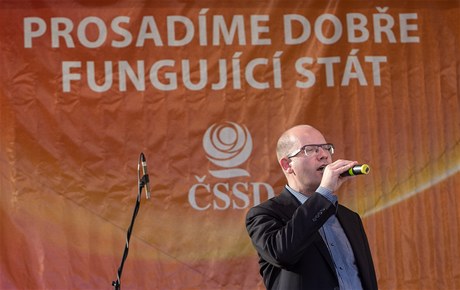 Na zahájení pedvolební kampan SSD v Ostav vystupuje Bohuslav Sobotka.