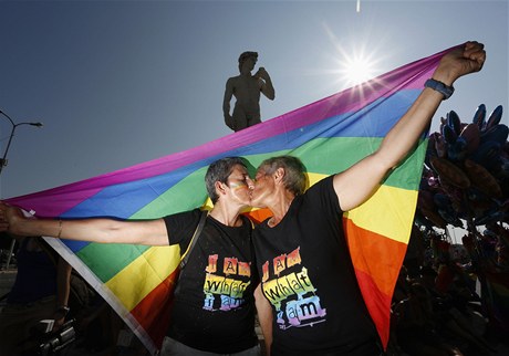 Gay pochod EuroPride 2013 v Marseille - i tady se líbalo o sto est.