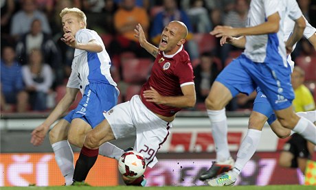 Sparta - Baník Ostrava. Faulovaný Bedná.