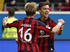 Fotbalista Frankfurtu Vclav Kadlec (vpravo) a jeho spoluhr Stefan Aigner