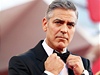 Známý hollywoodský herec George Clooney ví, jak na erveném koberci pózovat.