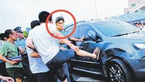 Fotografie po úpravě photoshopem. Obličej čínského fanouška vyměnil Prostějovský deník za obličej Roma. | na serveru Lidovky.cz | aktuální zprávy