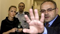 Nebudeme nic vysvětlovat. Advokát brání Johanu Novotnou před dotazy reportéra serveru Lidovky.cz. | na serveru Lidovky.cz | aktuální zprávy