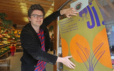 editel jihlavského festivalu Marek Hovorka s plakátem roníku 2013