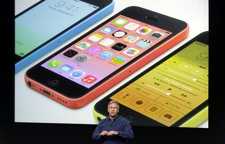 Phil Schiller prezentuje nový iPhone 5C.