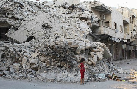 Dívka ped rozbombardovaným domem (8. záí 2013)