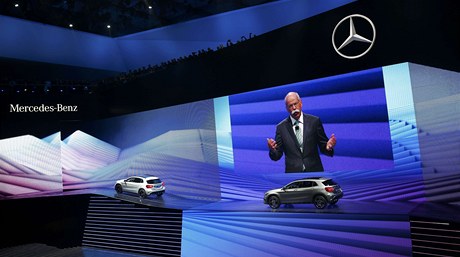 Pedstavitel firmy Daimler Dieter Zetsche pedstavil nový terénní vz pi impozantní prezentaci. 