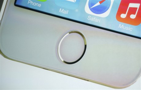 Senzor snímající otisk prst na telefonu iPhone 5S.