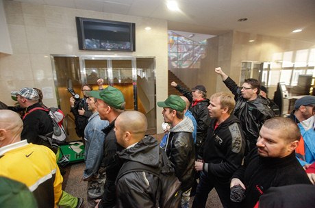 Horníci protestují v budov OKD
