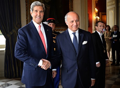 Francouzský ministr zahranií Laurent Fabius (vpravo) se svým americkým kolegou Johnem Kerrym
