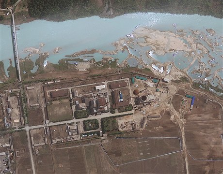ást jaderného komplexu Jongbjon na satelitním snímku z roku 2012