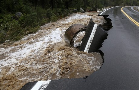Povodn v Coloradu nií i silnice