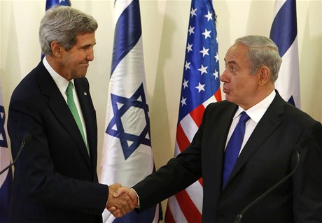 Americký ministr zahranií John Kerry s premiérem Izraele Benjaminem Netanjahuem