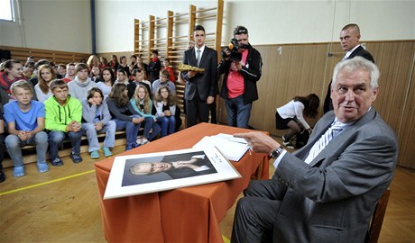 Prezident Zeman navtívil pardubické gymnázium Daická.