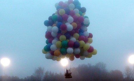 Americkému vzduchoplavci Jonathanu Trappeovi se nepodailo pelett Atlantský oceán v nezvyklém dopravním prostedku - koi, který nesly stovky balón naplnných héliem. 