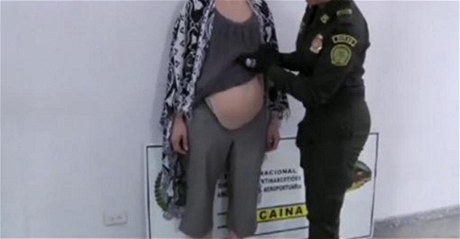 V Kolumbii zatkli enu s drogou ve faleném thotenském bichu 