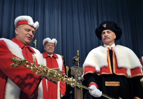 Miroslav Malá (vlevo) pi své inauguraci rektorem Univerzity Palackého v Olomouci.