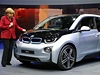 Kancléka Angela Merkelová obdivuje nový elektrický vz BMW i3. 