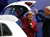 editel Volkswagenu Martin Winterkorn obdivuje s kanclékou Merkelovou prostorný kufr e-golfu.