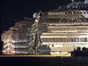 Costa Concordia váí více ne 114 000 tun, je tedy dvakrát t잚í ne Titanic.