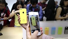 íntí novinái s novým telefonem iPhone 5C.